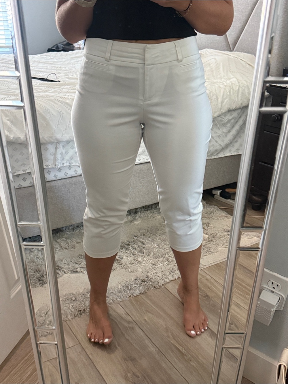 Apt. 9 White Capris
